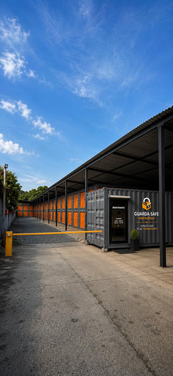 Entrada del parque GUARDA-SAFE con talanquera, caseta de recepción y letrero con horario